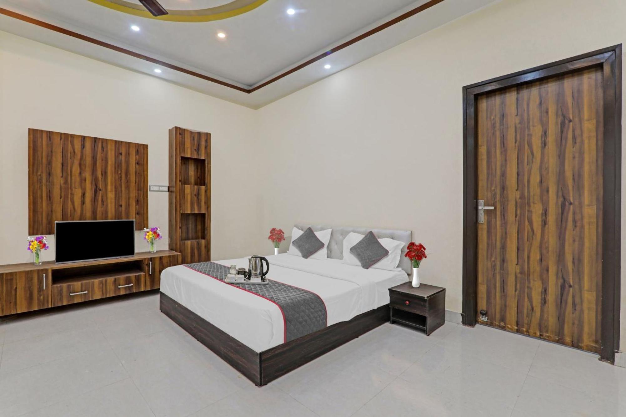 Townhouse Relax Inn Chinhat Buitenkant foto