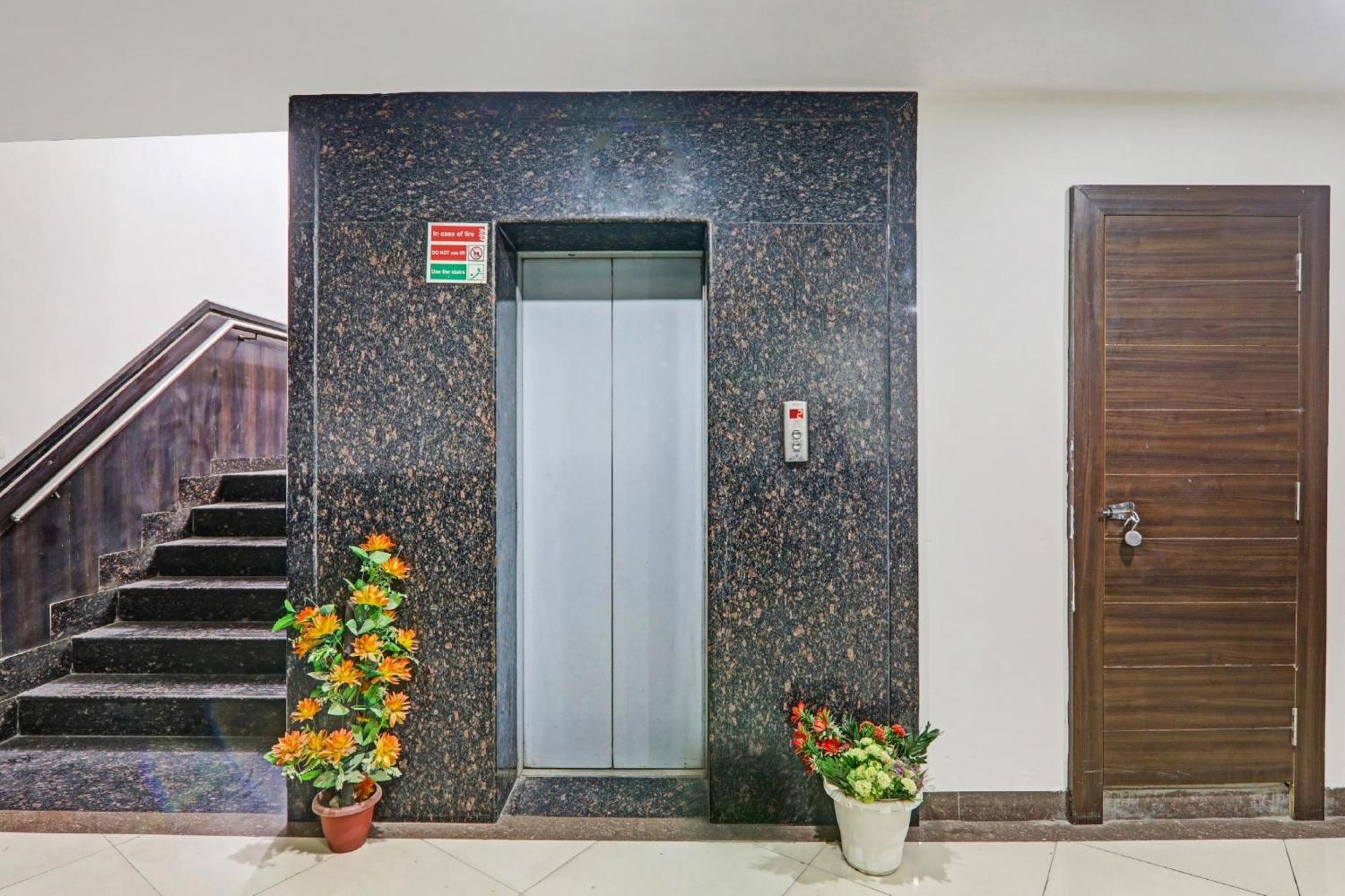 Townhouse Relax Inn Chinhat Buitenkant foto
